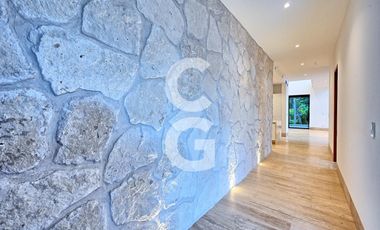 Casa en Venta en Cancún en Residencial Lagos del sol con Alberca y Jardín