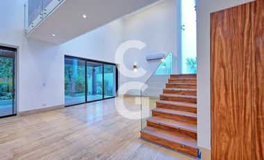 Casa en Venta en Cancún en Residencial Lagos del sol con Alberca y Jardín