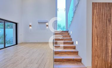 Casa en Venta en Cancún en Residencial Lagos del sol con Alberca y Jardín