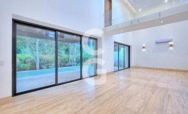 Casa en Venta en Cancún en Residencial Lagos del sol con Alberca y Jardín