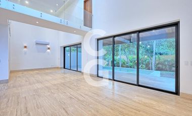 Casa en Venta en Cancún en Residencial Lagos del sol con Alberca y Jardín