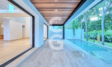 Casa en Venta en Cancún en Residencial Lagos del sol con Alberca y Jardín