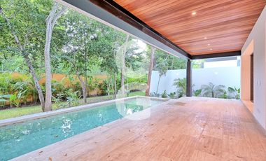 Casa en Venta en Cancún en Residencial Lagos del sol con Alberca y Jardín