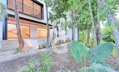 Casa en Venta en Cancún en Residencial Lagos del sol con Alberca y Jardín