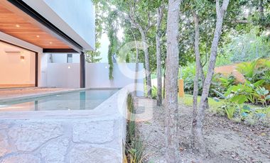 Casa en Venta en Cancún en Residencial Lagos del sol con Alberca y Jardín