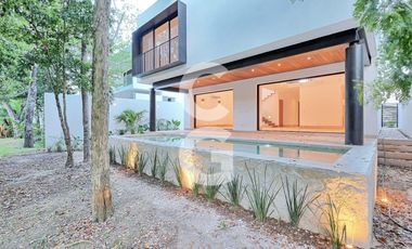 Casa en Venta en Cancún en Residencial Lagos del sol con Alberca y Jardín