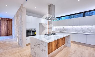 Casa en Venta en Cancún en Residencial Lagos del sol con Alberca y Jardín