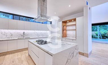 Casa en Venta en Cancún en Residencial Lagos del sol con Alberca y Jardín