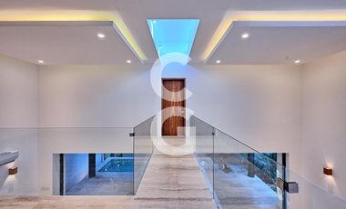 Casa en Venta en Cancún en Residencial Lagos del sol con Alberca y Jardín