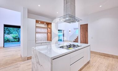 Casa en Venta en Cancún en Residencial Lagos del sol con Alberca y Jardín