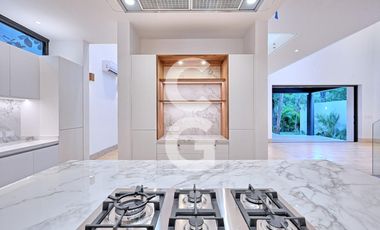 Casa en Venta en Cancún en Residencial Lagos del sol con Alberca y Jardín