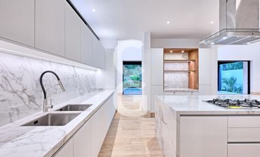 Casa en Venta en Cancún en Residencial Lagos del sol con Alberca y Jardín