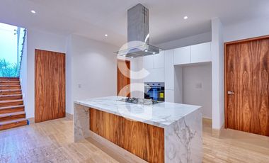 Casa en Venta en Cancún en Residencial Lagos del sol con Alberca y Jardín