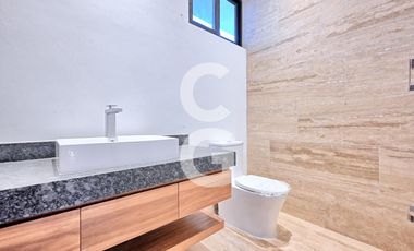 Casa en Venta en Cancún en Residencial Lagos del sol con Alberca y Jardín