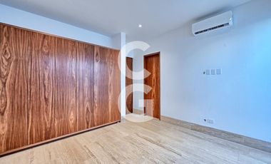 Casa en Venta en Cancún en Residencial Lagos del sol con Alberca y Jardín