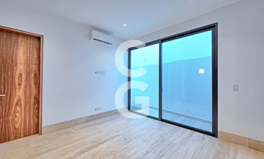 Casa en Venta en Cancún en Residencial Lagos del sol con Alberca y Jardín