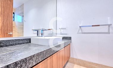 Casa en Venta en Cancún en Residencial Lagos del sol con Alberca y Jardín