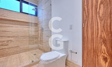 Casa en Venta en Cancún en Residencial Lagos del sol con Alberca y Jardín