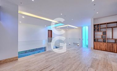 Casa en Venta en Cancún en Residencial Lagos del sol con Alberca y Jardín