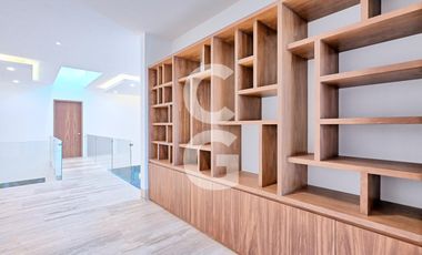 Casa en Venta en Cancún en Residencial Lagos del sol con Alberca y Jardín