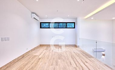 Casa en Venta en Cancún en Residencial Lagos del sol con Alberca y Jardín