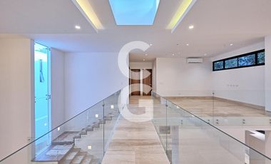 Casa en Venta en Cancún en Residencial Lagos del sol con Alberca y Jardín