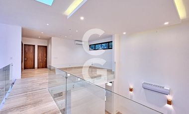 Casa en Venta en Cancún en Residencial Lagos del sol con Alberca y Jardín