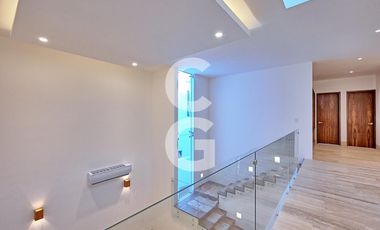 Casa en Venta en Cancún en Residencial Lagos del sol con Alberca y Jardín