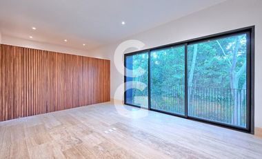 Casa en Venta en Cancún en Residencial Lagos del sol con Alberca y Jardín