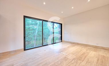 Casa en Venta en Cancún en Residencial Lagos del sol con Alberca y Jardín