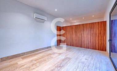 Casa en Venta en Cancún en Residencial Lagos del sol con Alberca y Jardín