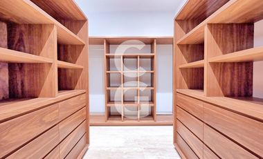 Casa en Venta en Cancún en Residencial Lagos del sol con Alberca y Jardín