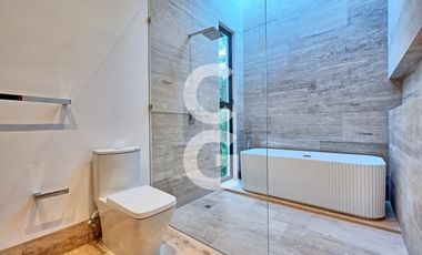 Casa en Venta en Cancún en Residencial Lagos del sol con Alberca y Jardín