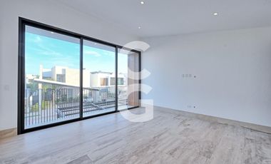 Casa en Venta en Cancún en Residencial Lagos del sol con Alberca y Jardín