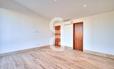 Casa en Venta en Cancún en Residencial Lagos del sol con Alberca y Jardín