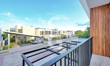 Casa en Venta en Cancún en Residencial Lagos del sol con Alberca y Jardín