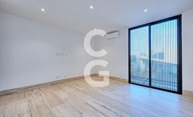 Casa en Venta en Cancún en Residencial Lagos del sol con Alberca y Jardín