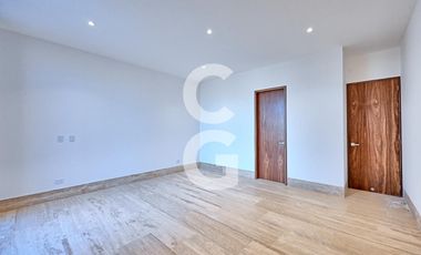 Casa en Venta en Cancún en Residencial Lagos del sol con Alberca y Jardín