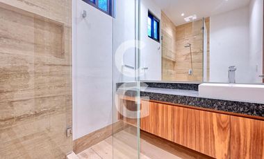 Casa en Venta en Cancún en Residencial Lagos del sol con Alberca y Jardín