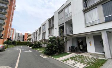 ALQUILO EXCELENTE CASA EN CONDOMINIO TRIPLANTA AL SUR DE CALI EN CIUDAD MELENDEZ.