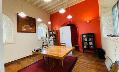 Casa con uso de suelo para oficinas en Coyoacán.