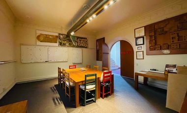 Casa con uso de suelo para oficinas en Coyoacán.