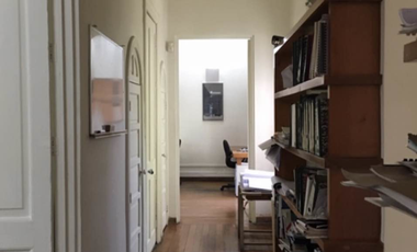 Casa con uso de suelo para oficinas en Coyoacán.