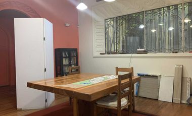 Casa con uso de suelo para oficinas en Coyoacán.