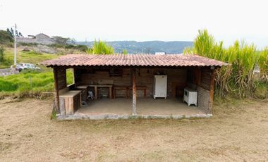 Propiedad con terreno plano en Challuabamba