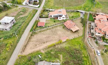 Propiedad con terreno plano en Challuabamba