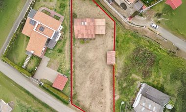 Propiedad con terreno plano en Challuabamba