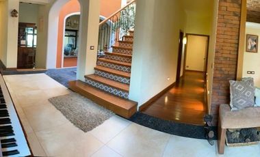 CASA EN VENTA EN BUGAMBILIAS – SEGURIDAD, AMPLITUD Y EXCELENTES ACABADOS