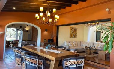 CASA EN VENTA EN BUGAMBILIAS – SEGURIDAD, AMPLITUD Y EXCELENTES ACABADOS