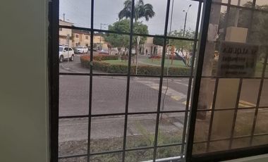 Se alquila casa de 4 dormitorios en urb.la joya.(GC)